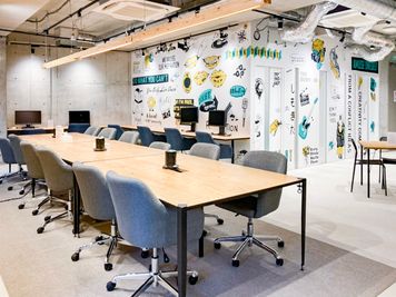 カラフルな外装が目印！コワーキングスペース内にあります。 - いいオフィス下北沢 会議室（定員4名）の入口の写真