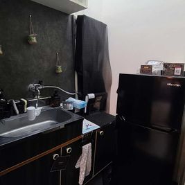 シンクと冷蔵庫があります。浄水器を設置しています。 - アルルスタジオ☆熊本市のレンタルスペース&セルフ写真館 3F アルルの誕生日☆映えるレンタルスペース＆スタジオの室内の写真