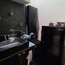 シンクと冷蔵庫があります。浄水器を設置しています。 - アルルスタジオ☆熊本市のレンタルスペース&セルフ写真館 スタジオ3F☆誕生日ルーム　映えるレンタルスペースの室内の写真