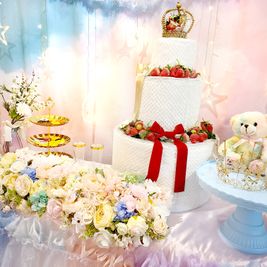 高さ60㎝の大きなイミテーションケーキは、段数を変えれます。また色別に4種類のチェンジキットをご用意しているので自由に飾りつけできます。 - アルルスタジオ☆熊本市のレンタルスペース&セルフ写真館 スタジオ3F☆誕生日ルーム　映えるレンタルスペースの室内の写真