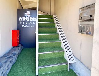 1Fの駐車場に停めたら、この芝生の階段から3階に上がってください。 - アルルスタジオ☆熊本市のレンタルスペース&セルフ写真館 スタジオ3F☆誕生日ルーム　映えるレンタルスペースの室内の写真