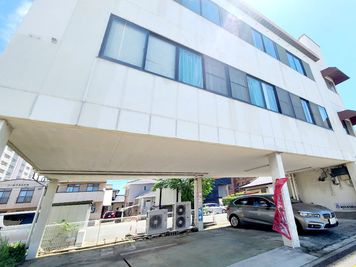 浜線バイパス沿いでアクセス良好。駐車場も各階のご利用分2台ずつご用意しています。 - アルルスタジオ☆熊本市のレンタルスペース&セルフ写真館 スタジオ3F☆誕生日ルーム　映えるレンタルスペースの室内の写真