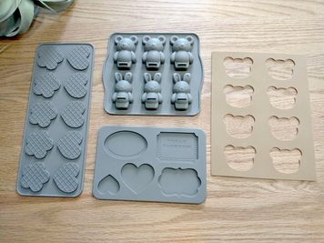 生地やチョコを流し込むだけでオリジナルスイーツが作れるシリコン型も豊富！ - アルルスタジオ☆熊本市のレンタルスペース&セルフ写真館 スタジオ3F☆誕生日ルーム　映えるレンタルスペースの室内の写真