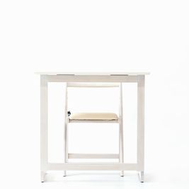 スタジオ内装に合わせたホワイトの折り畳み机・椅子セットです。 - Wonder Hutte：自然光豊かなレンタルフォトスタジオ Wonder Hutte : 多数の実績と高評価のフォトスタジオの設備の写真