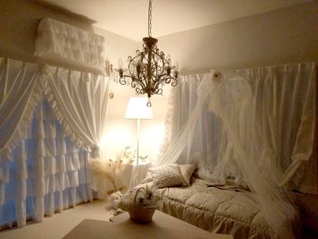 夕刻はより一層ロマンチック♪ - アルルのおうち☆熊本市のレンタルスペース&セルフ写真館 アルルの白い城1☆ホワイト基調のプリンセス空間の室内の写真