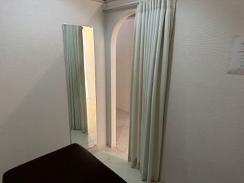 壁囲いの個室スペースで、入口も厚手のカーテン仕切られています。 - レンタルサロン「ブランエミュ」の室内の写真