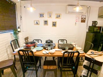 ホットプレートやお鍋を置いても充分な広さの8人掛けテーブル。 - レンタルスペース渋谷AGURA道玄坂 完全個室の上質プライベート✨レンタルスペース渋谷AGURA道玄坂の室内の写真
