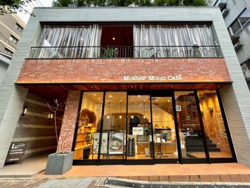 建物左側から出入りをしていただきます - マザームーンカフェ新神戸店 マザームーンカフェ新神戸の外観の写真