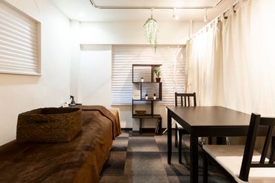 机、いすもございます。 - minoriba_赤坂六丁目店 レンタルサロン　オレンジルームの室内の写真
