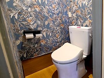 美しい壁紙を施したトイレ。 - アルルスタジオ☆熊本市のレンタルスペース&セルフ写真館 アルルスタジオ2F☆不思議の国のアリスルームの設備の写真
