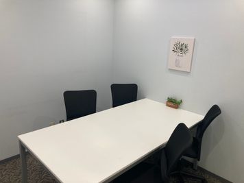 【CoWorks24】駅徒歩１分、低価格で商談やZOOM会議などに使える貸し会議室B（定員４名） - CoWorks24鷺沼駅前店