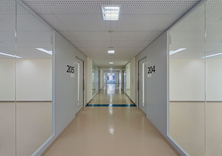 203会議室【1名～24名】（２F）30平米 - サム貸し会議室