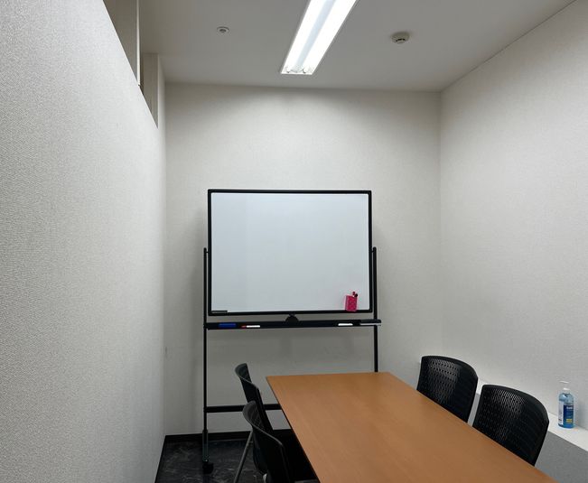 第四会議室(半個室) - TAKASAKI BASE 第４会議室4席（～4名様）半個室の室内の写真