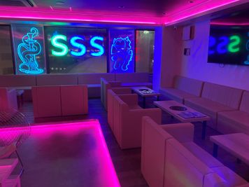 【最大50名】パーティースぺースSSS梅田店 大型パーティースペース　SSS【最大５０人】梅田駅徒歩５分　　の室内の写真