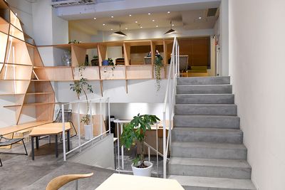 1Fのスタジオから階段を降りると、半地下のキッチンスペースがございます。 - BIRTH LAB レンタルキッチン（土日祝プラン）の室内の写真