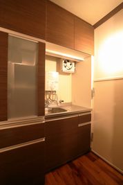 共用スペースにシンクや無料ドリンク有 - レンタルサロン istVillage東京 istVillage(イスト・ヴィレッジ)東京 402号室の設備の写真