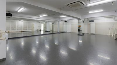 体に負担の少ない二重構造の床、ダンス・バレエに最適なリノリウム貼り。無料駐車場完備 - レンタルスタジオ・ジム　YKLAND