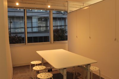 ギャラリー1 ：12㎡ - レンタルスペース 　パズル浅草橋 カフェイベントスペース120㎡+ギャラリー展示/控室50㎡の室内の写真