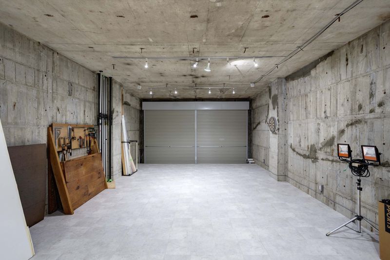 スタジオバーチカル コンクリート剥き出しのレンタルスペースの室内の写真