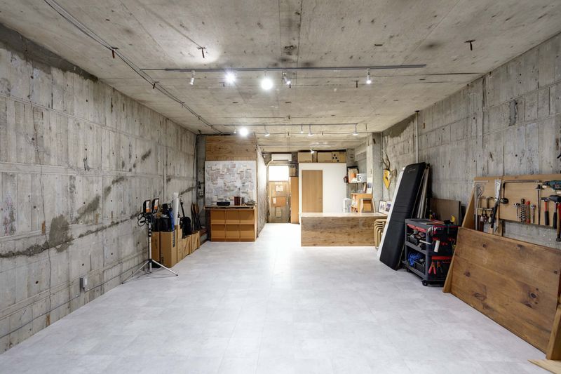 コンクリート剥き出しのレンタルスペース - スタジオバーチカル