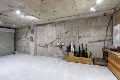 スタジオバーチカル コンクリート剥き出しのレンタルスペースの室内の写真