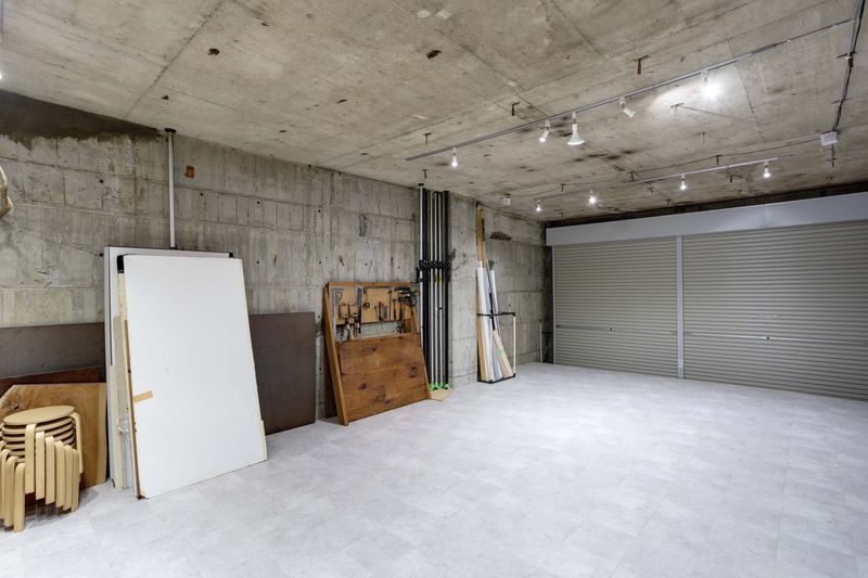 コンクリート剥き出しのレンタルスペース - スタジオバーチカル