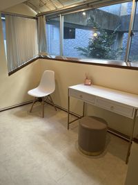 待合所。大きな窓で開放的。感染症対策も万全！ - Lucia Lash エステティシャン・整体師・マッサージ師のための貸しサロンの入口の写真