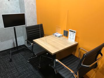 スペース内にモニターがございます。
ケーブルはHDMIもしくはVGAとなります。 - PERSONAL SUITE 吉祥寺 【ROOM B】1～2名で利用できる完全個室！の室内の写真