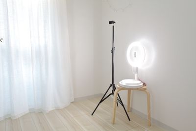 スマホ撮影三脚、LEDリングライトもございます - 白を基調としたキレイなお部屋『コットン』 大宮レンタルスペース『コットン』の設備の写真