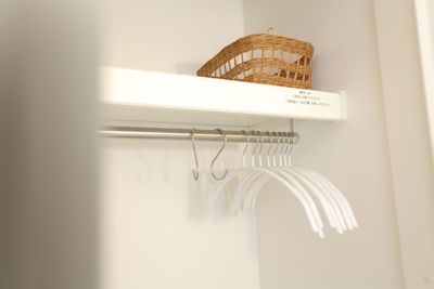 ハンガー・ハンガー掛け（ロングコートもかけられます） - 白を基調としたキレイなお部屋『コットン』 大宮レンタルスペース『コットン』の室内の写真