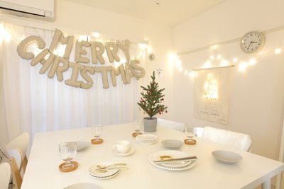 クリスマスやハロウィンなどのパーティにも - 白を基調としたキレイなお部屋『コットン』 大宮レンタルスペース『コットン』の室内の写真