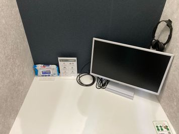 モニター・HDMIケーブル・VGAケーブル・ヘッドセットはスペース内にございます。 - PERSONAL SUITE 新橋 ROOM 3※完全個室※JR新橋駅徒歩3分！の室内の写真