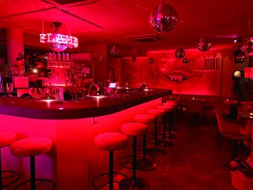 広々としたおしゃれな店内 - 渋谷 FLAMINGO 渋谷 カフェ & ダイナー (カフェ & バー)の室内の写真