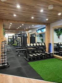 昭和区 いりなか駅から徒歩1分 綺麗なジムで開放的大人数でトレーニング - INVEST FIT