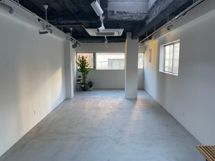 自然光の入る白背景のレンタルギャラリー・撮影スタジオ - Studio HEIM（スタジオハイム）