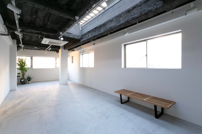 自然光の入る白背景のレンタルギャラリー・撮影スタジオ - Studio HEIM（スタジオハイム）