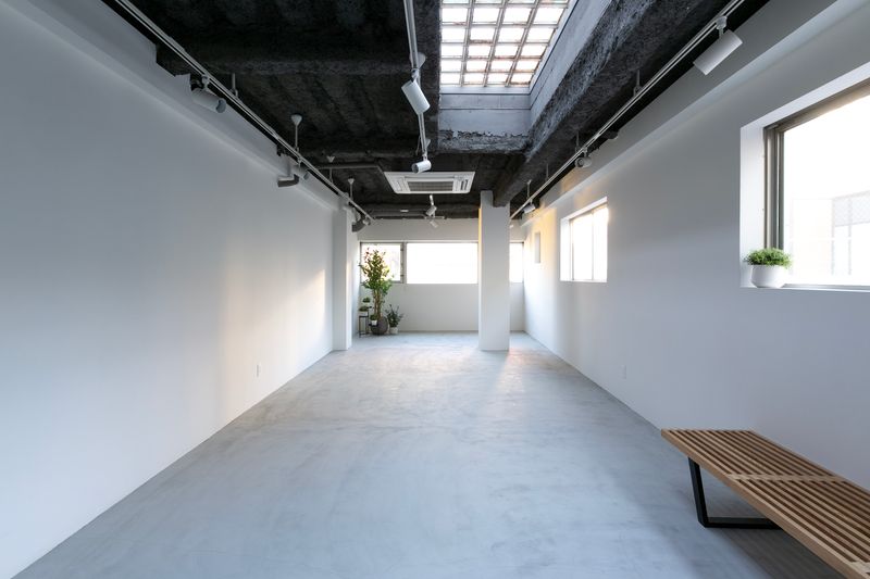 Studio HEIM（スタジオハイム） 自然光の入る白背景のレンタルギャラリー・撮影スタジオの室内の写真