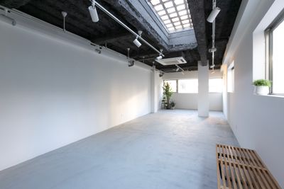 Studio HEIM（スタジオハイム） 自然光の入る白背景のレンタルギャラリー・撮影スタジオの室内の写真