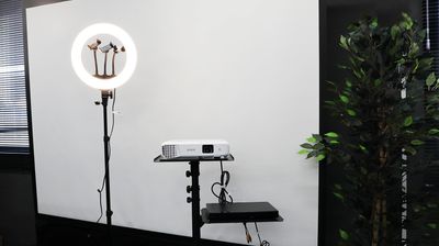 リングライト　スクリーン（100インチ）　プロジェクター - 《VILLENTBiz神戸元町》 《24名 キッチン付会議室》最大39名 /レイアウト自由の設備の写真