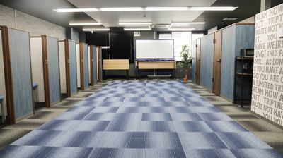 机、椅子を端によせてご利用可能 - 《VILLENTBiz神戸元町》 《24名 キッチン付会議室》最大39名 /レイアウト自由の室内の写真