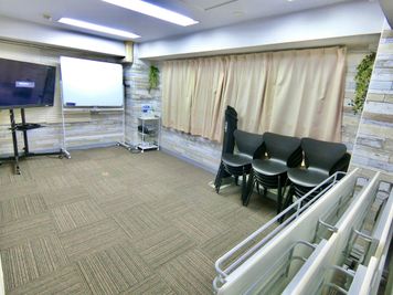 イスとテーブルを端に寄せれば、広いスペースを確保できます。 - ComfortSpace品川 ComfortSpace品川Ⅰの室内の写真