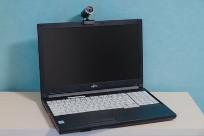 パソコンとwebカメラです。ピンコードはキーボード左下に明記。DVD視聴可能。ビジネス用アプリなどはダウンロードしていませんのでご注意下さい。 - 名駅スペースアルファ 駅チカ🌟おしゃれ・爽やか🌟会議・推し活・ミニパもOK♪の設備の写真