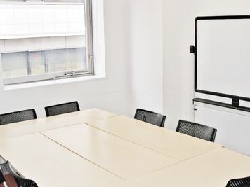 ホワイトボード常設｜第2会議室｜アーバンオフィス　博多 - 福岡会議室 アーバンオフィス 博多 第2会議室の設備の写真