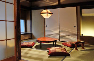 1階居間　昔ながらかつ和モダンな空間をお楽しみいただけます
扉の奥には更衣室がございます - むすべや日本橋まどかの室内の写真