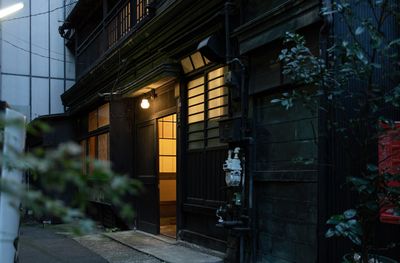 黒い2階建ての戸建てです - むすべや日本橋まどかの外観の写真