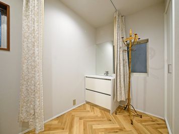 更衣室完備！撮影利用の際もご安心ください - むすべや日本橋まどかの室内の写真