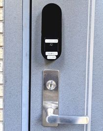 スマートロックで施錠管理しておりますので、ご予約いただきましたら、解錠用のパスワードをお知らせいたします。 - RS（リモートスタジオ） リアル＆バーチャル対応オフィスルームの入口の写真