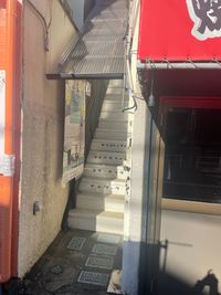 分かりづらいですが、１階に「当たり矢」さんと言う居酒屋さん、美容室の間の階段を上がった２階にOK西東京はございます。 - 田無駅徒歩3分（個室＆会議室A）OK西東京 会議室A【レンタル個室＆会議室】の入口の写真