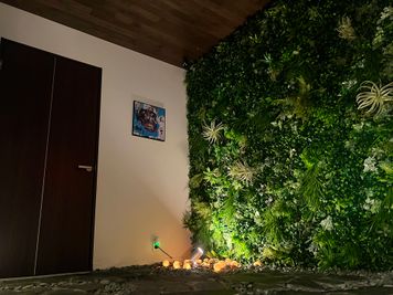 自然をイメージした高級感ある中庭 - Cafe & Bar COCO Cafe ＆ Bar COCOの室内の写真