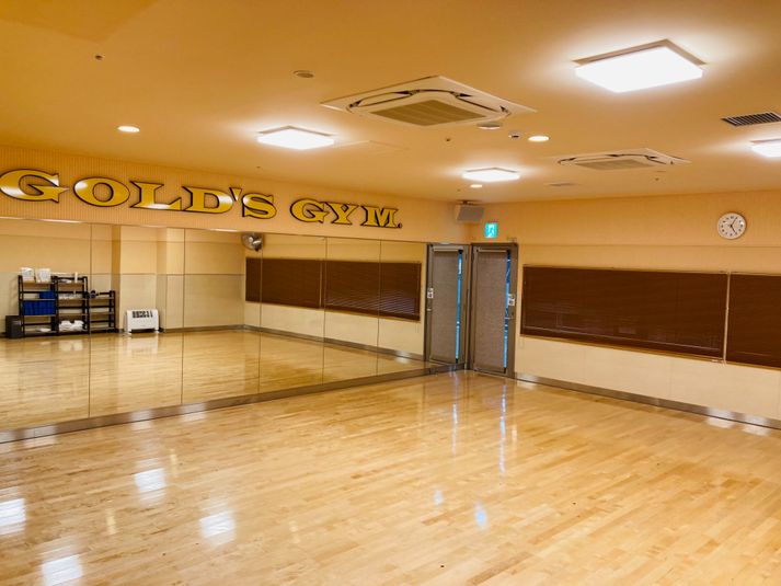 鏡でダンスやポージングの確認が可能 - ゴールドジム千葉ニュータウン ゴールドジムレンタルスタジオの室内の写真